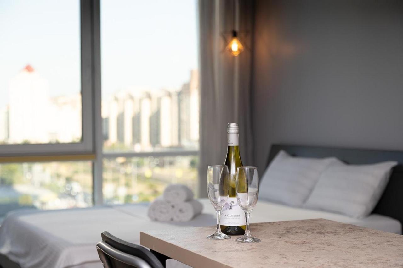 Stylish Panoramic Apartments. Smartplaza. Metro Minskaya Kiev Bagian luar foto